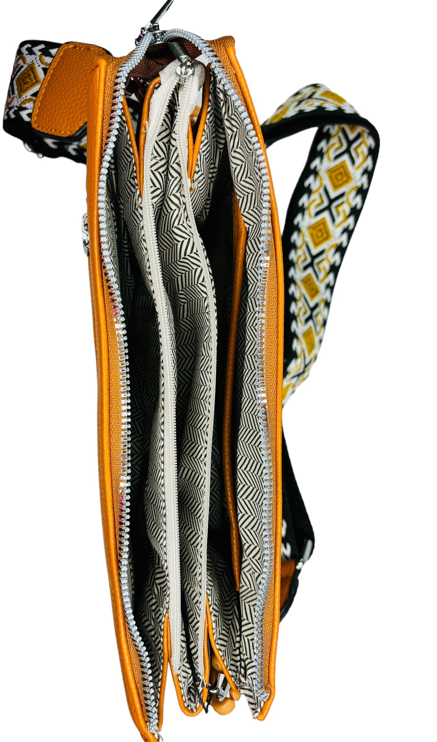  A tan crossbody bag featuring a stylish chain strap, perfect for casual outings and everyday use.